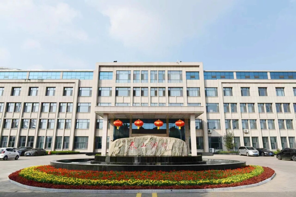 铁流钢花铸就别样中国红